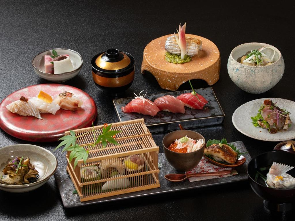 un groupe de plaques alimentaires sur une table dans l'établissement ONCRI-Karatsu おんくり唐津, à Karatsu