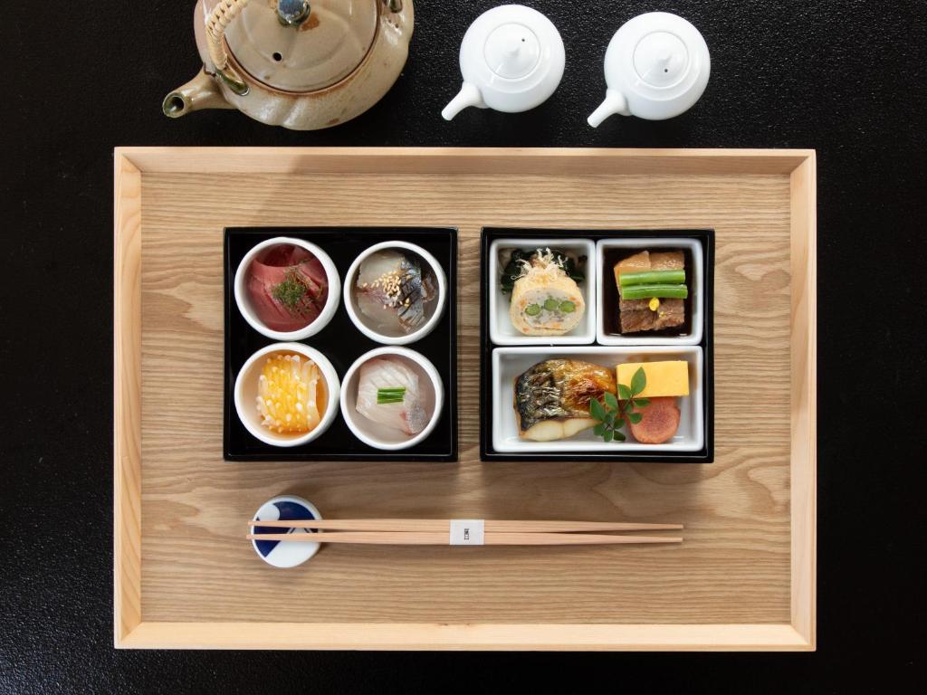 une boîte en bois remplie de différents types de denrées alimentaires dans l'établissement ONCRI-Karatsu おんくり唐津, à Karatsu