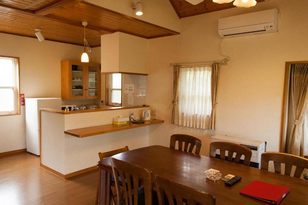 une cuisine et une salle à manger avec une table et des chaises en bois dans l'établissement Izumigo Izukogen Dog Paradise Hotel & Cottage, à Itō 42 autres photos