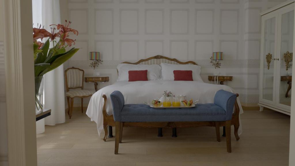 - une chambre avec un lit et un plateau de fruits dans l'établissement Palace Hotel, à Viareggio