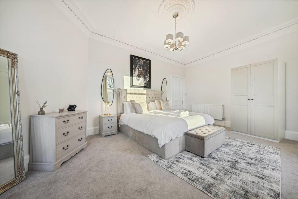 Large Terraced Home with Parking 7