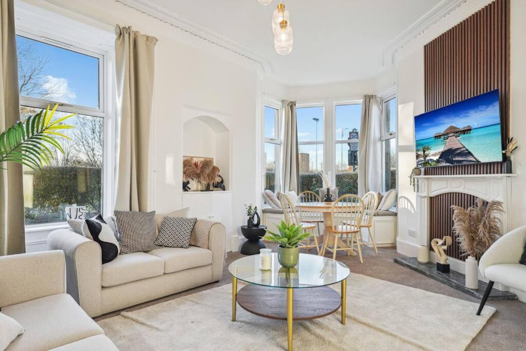 Large Terraced Home with Parking 5