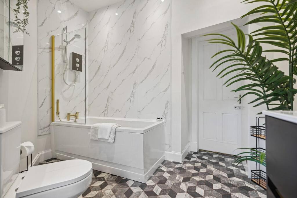 Large Terraced Home with Parking 8
