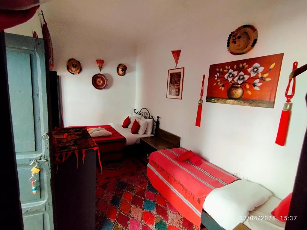 Cette chambre comprend un lit et une table. dans l'établissement riad cherif, à Marrakech
