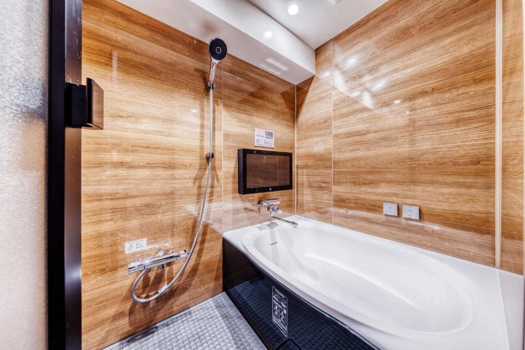 une salle de bains avec baignoire et télévision dans l'établissement SweetsHotel Ikebukuro -Adult Only, à Tokyo 12 autres photos