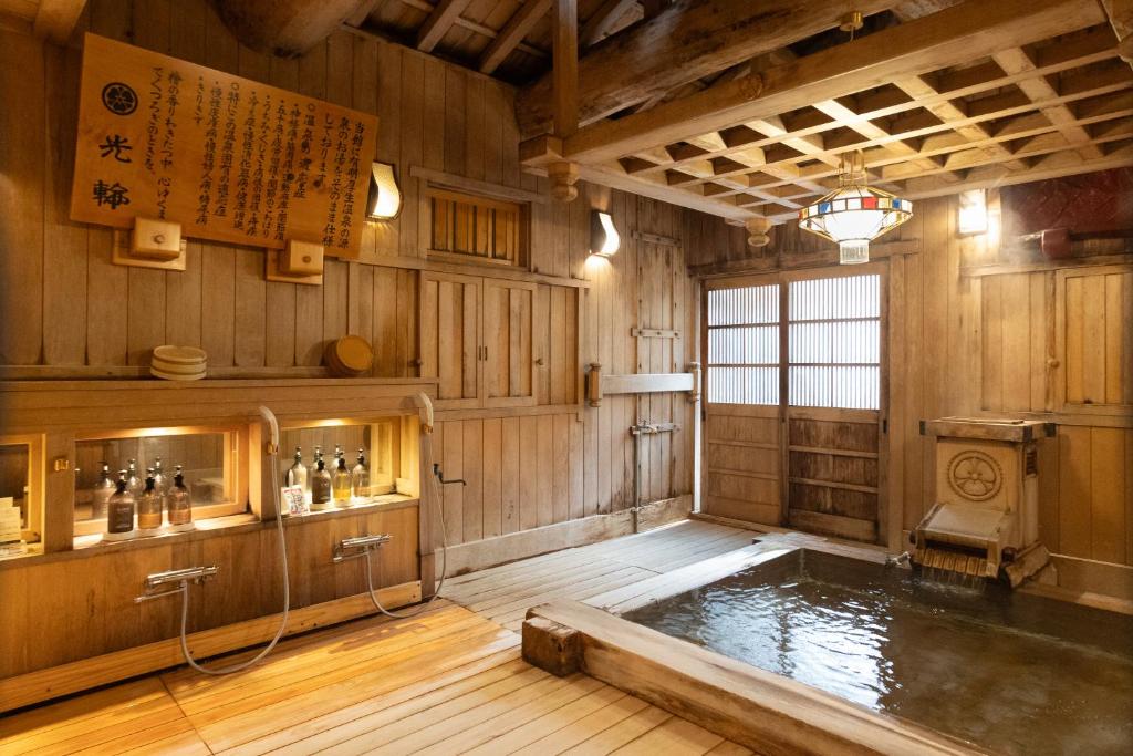 Chambre avec Piscine d'Eau dans un Bâtiment dans l'établissement Hotakajo, à Azumino