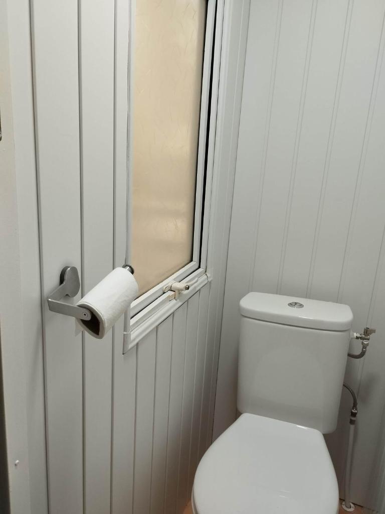 une salle de bain avec des toilettes et un rouleau de papier toilette dans l'établissement Mobil home Var, à Méounes-lès-Montrieux