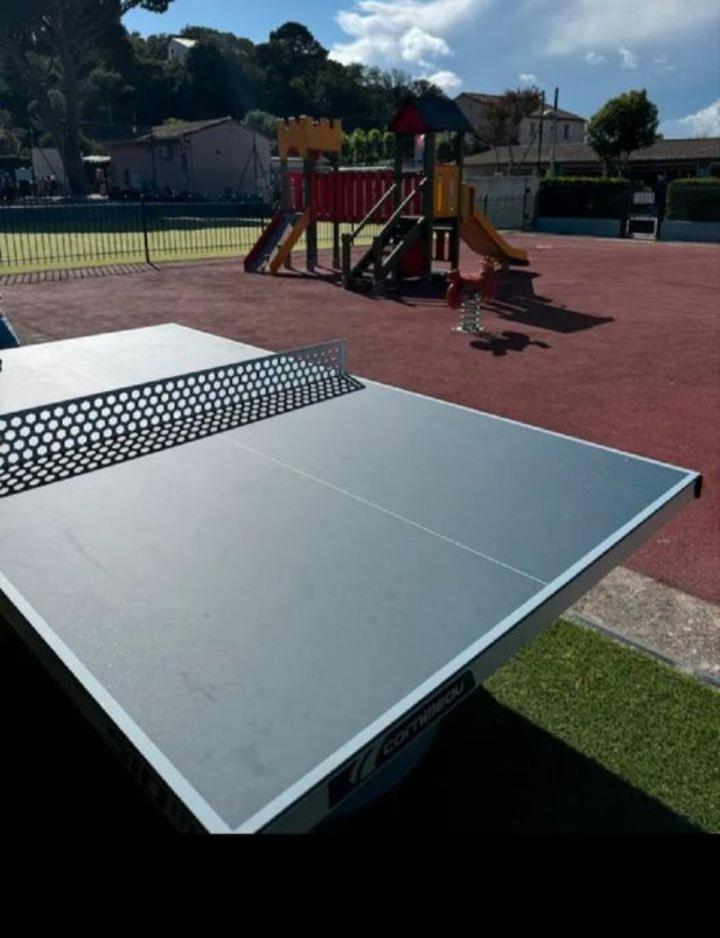 - une table de ping-pong devant une aire de jeux dans l'établissement Europcamping, à Fréjus