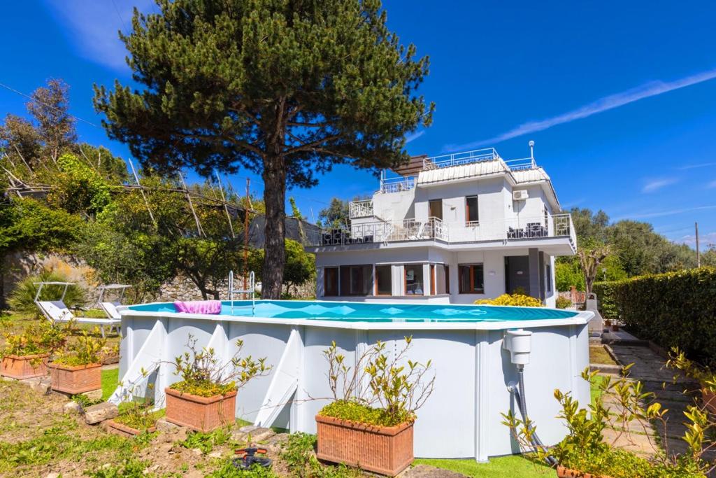 une maison avec une piscine dans la cour dans l'établissement Estate4home - Villa Louise, à Sorrente