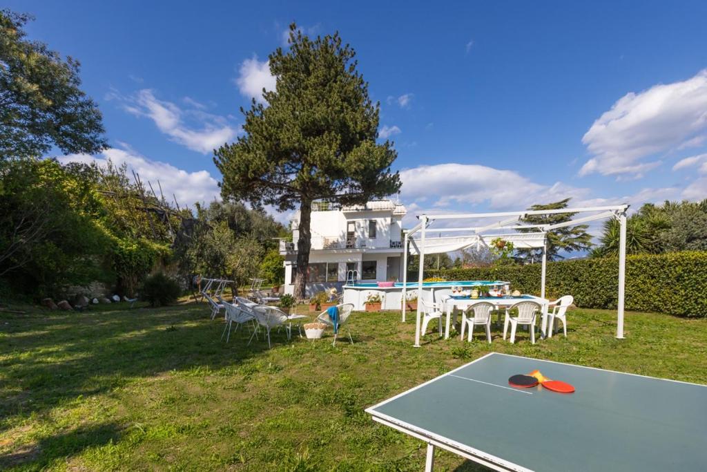 - une table de ping-pong dans la cour d'une maison dans l'établissement Estate4home - Villa Louise, à Sorrente