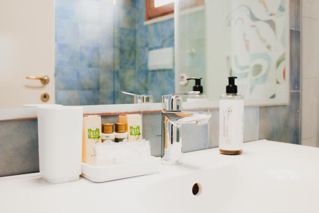 un comptoir de salle de bain avec un lavabo et une bouteille de savon dans l'établissement Pantelleria Resort, à Pantelleria