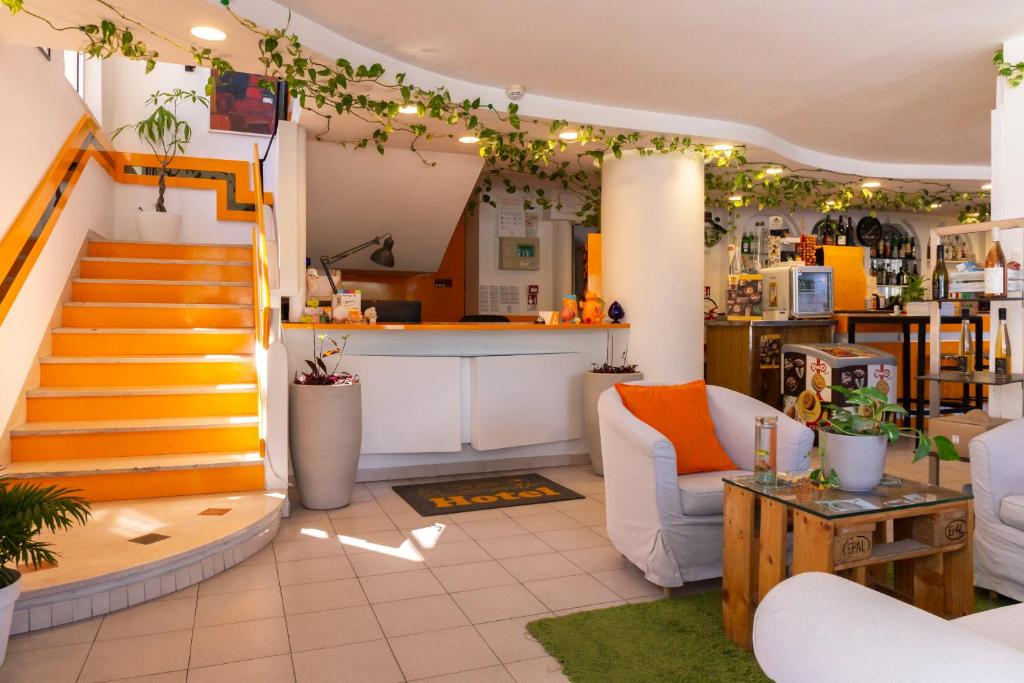 un salon avec un escalier et une cuisine dans l'établissement Hotel A Casa Nostra, à Rimini