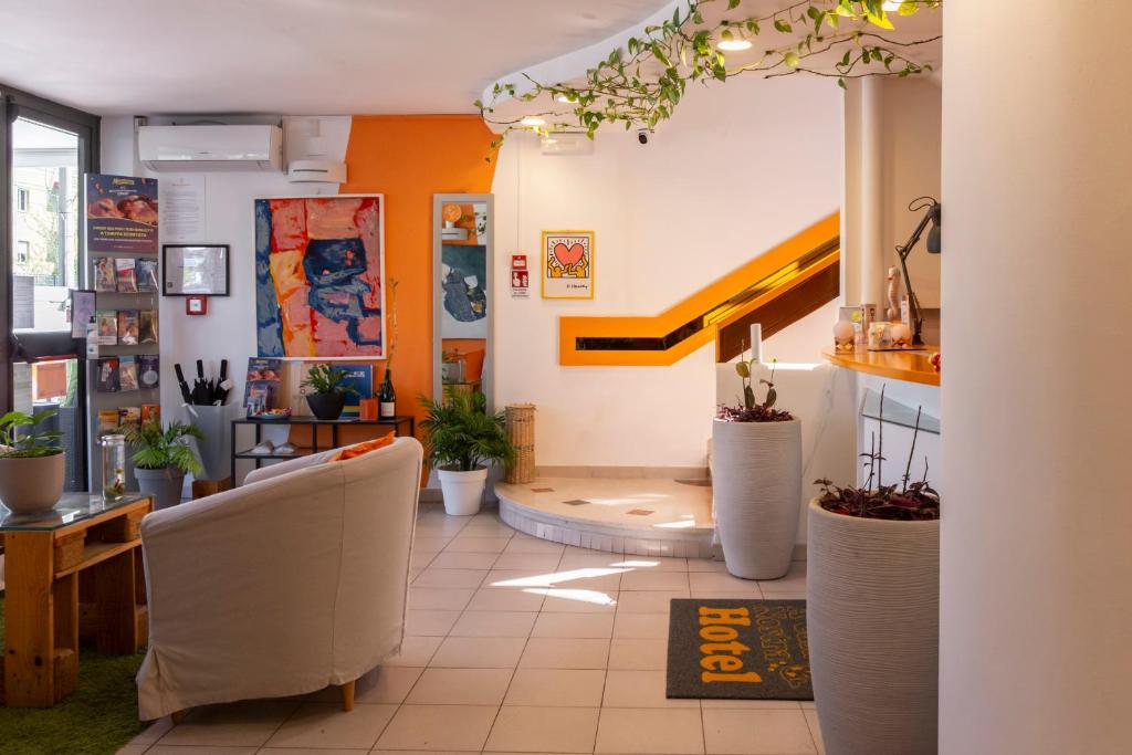 une chambre avec des plantes en pot et des escaliers dans l'établissement Hotel A Casa Nostra, à Rimini