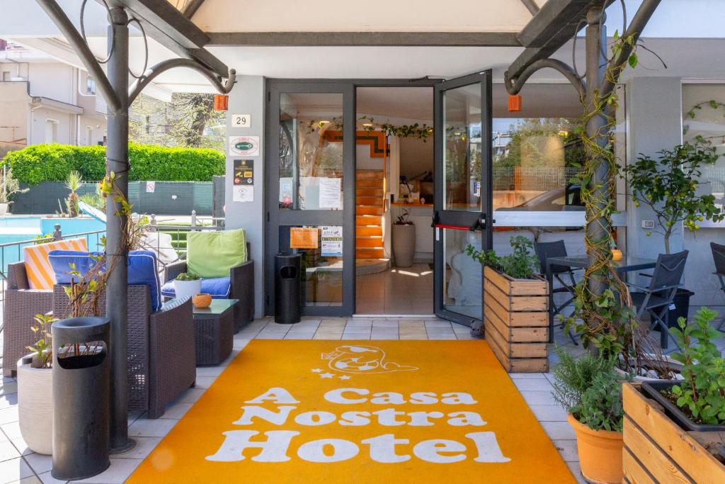 une entrée au magasin avec un panneau indiquant l'hôtel casa nostra dans l'établissement Hotel A Casa Nostra, à Rimini
