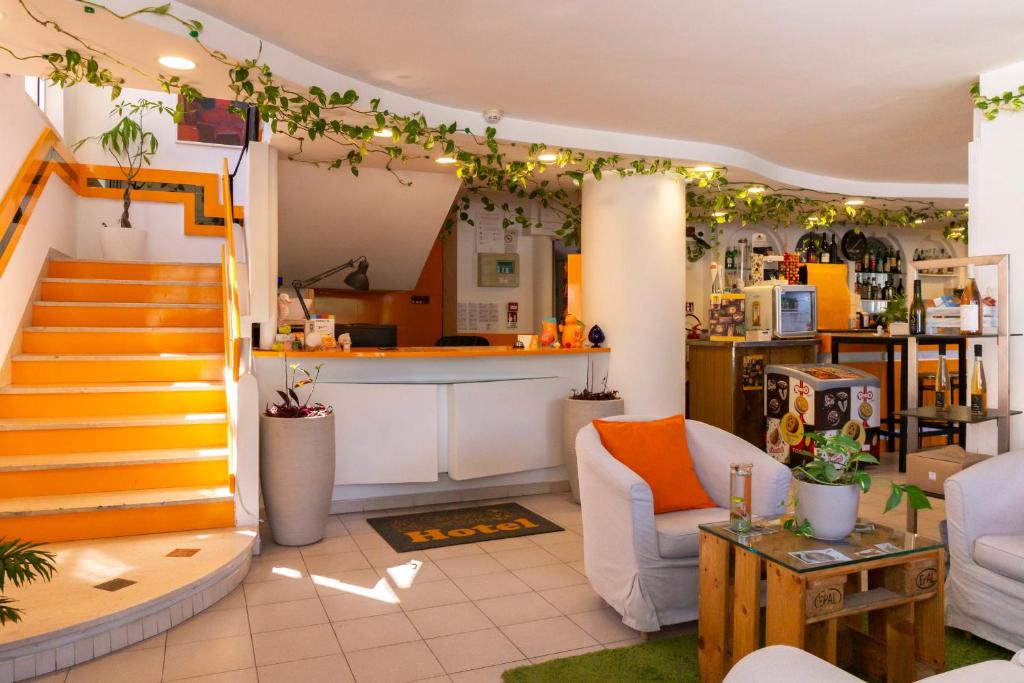 un salon avec un escalier et une cuisine dans l'établissement Hotel A Casa Nostra, à Rimini