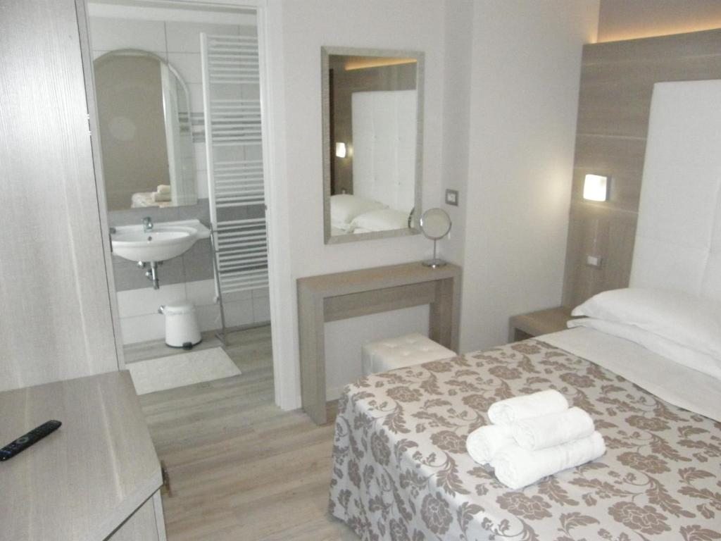une chambre avec un lit et une salle de bain avec un lavabo dans l'établissement Hotel Stefan Room & Breakfast, à Gatteo a Mare 71 autres photos