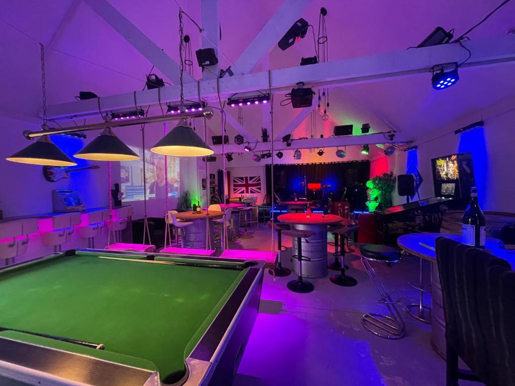 - un billard dans une pièce à éclairage violet dans l'établissement Mobil home au bord de la mer, vue sur la mer camping de la falaise à Equihen-Plage, à Équihen-Plage