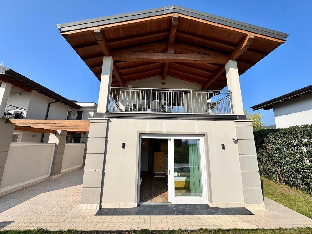 Cette grande maison dispose d'un balcon. dans l'établissement Villa Essenza, à Barcuzzi