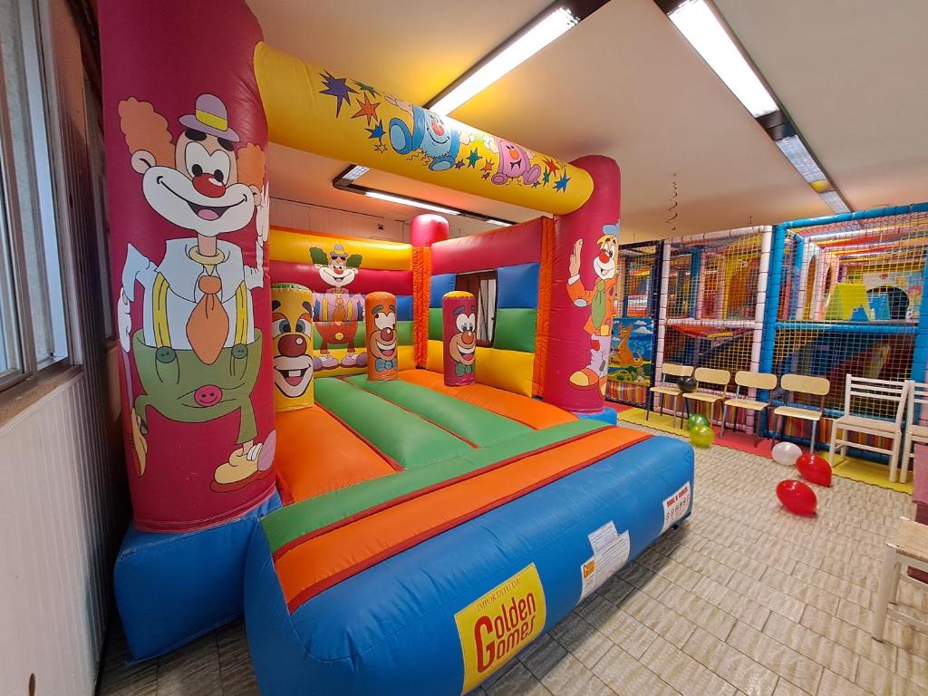 - une chambre pour enfants avec un grand lit gonflable dans l'établissement Hotel Sogno, à Cesenatico