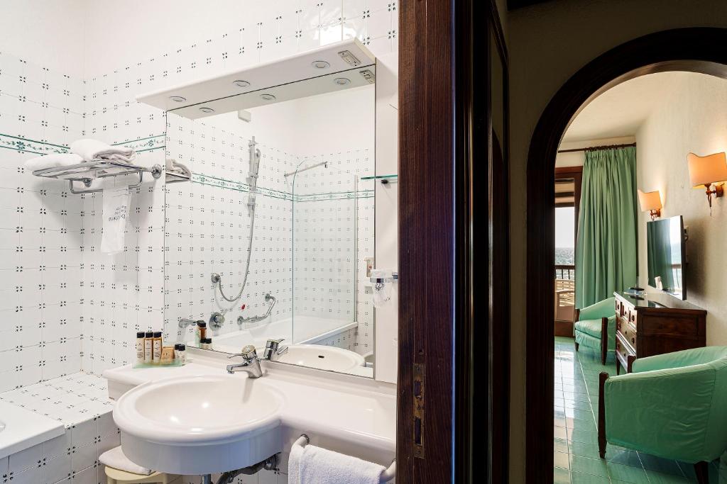 une salle de bain avec une baignoire et un lavabo et une baignoire dans l'établissement Hotel Le Dune, à Sabaudia