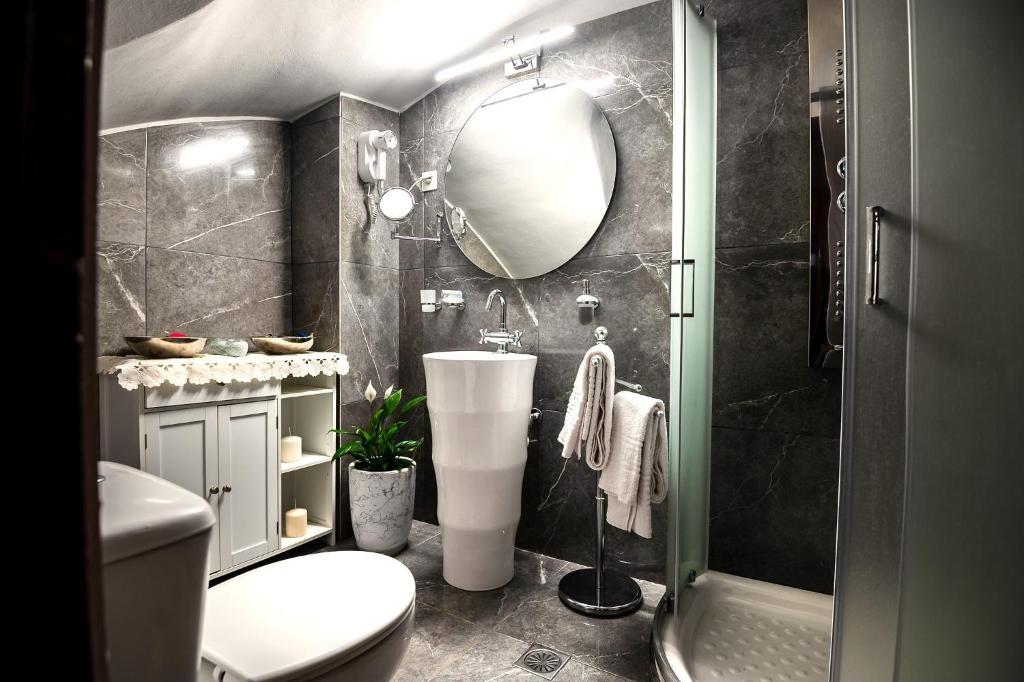 Old Town Rhapsody, Cosy 2-Floor Home with Rooftop Bathtub, BBQ & Lounge Under Sun Umbrellas 8