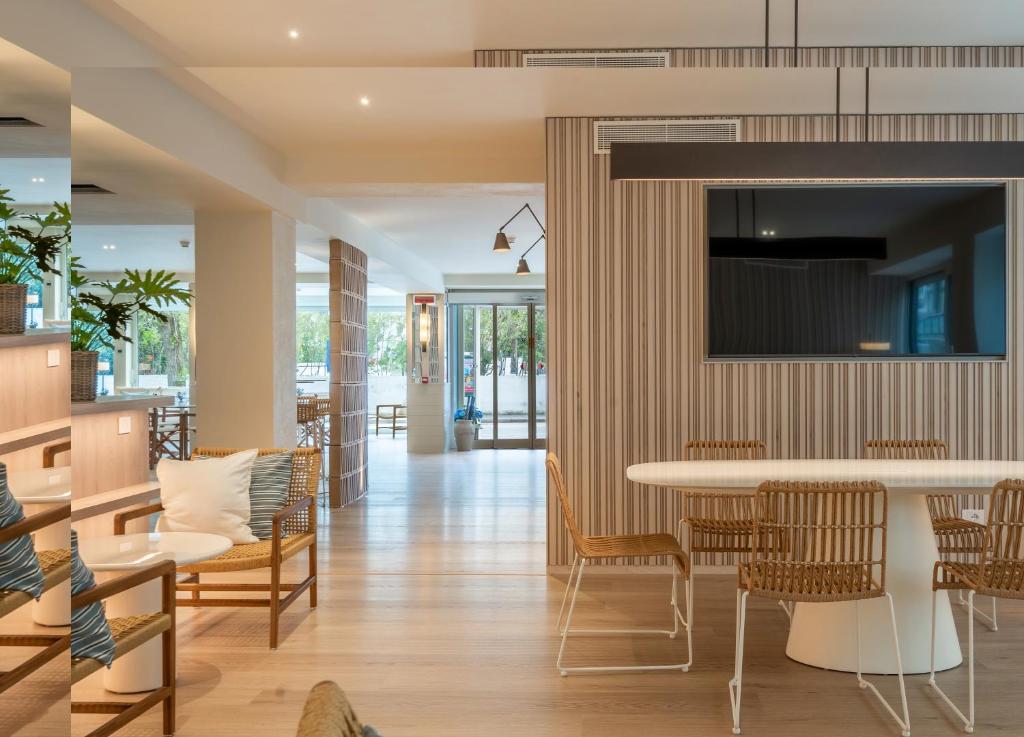 une salle à manger et un salon avec une table et des chaises dans l'établissement Hotel Panorama, à Cattolica