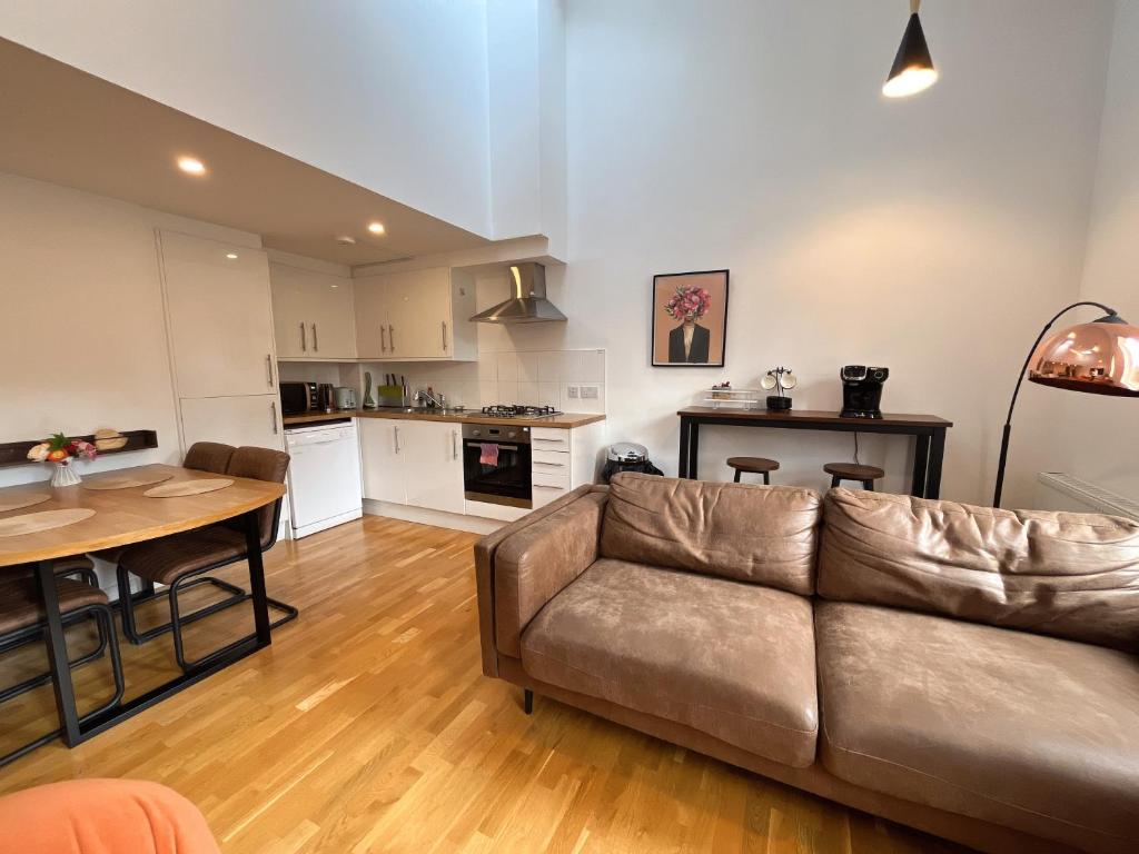 2 Bed 2 bath with Private Parking 8
