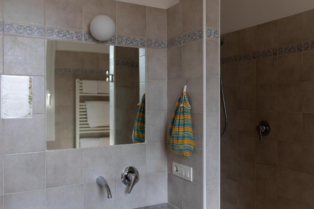 une salle de bain avec une douche avec un lavabo et un miroir dans l'établissement Hotel La Gioiosa, à Finale Ligure 86 autres photos