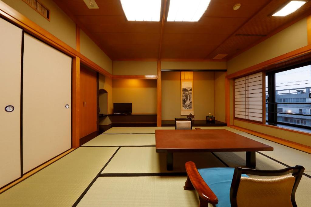 un bureau avec une table et des chaises dans une pièce dans l'établissement Ibusuki Syusui-en, à Ibusuki 27 autres photos