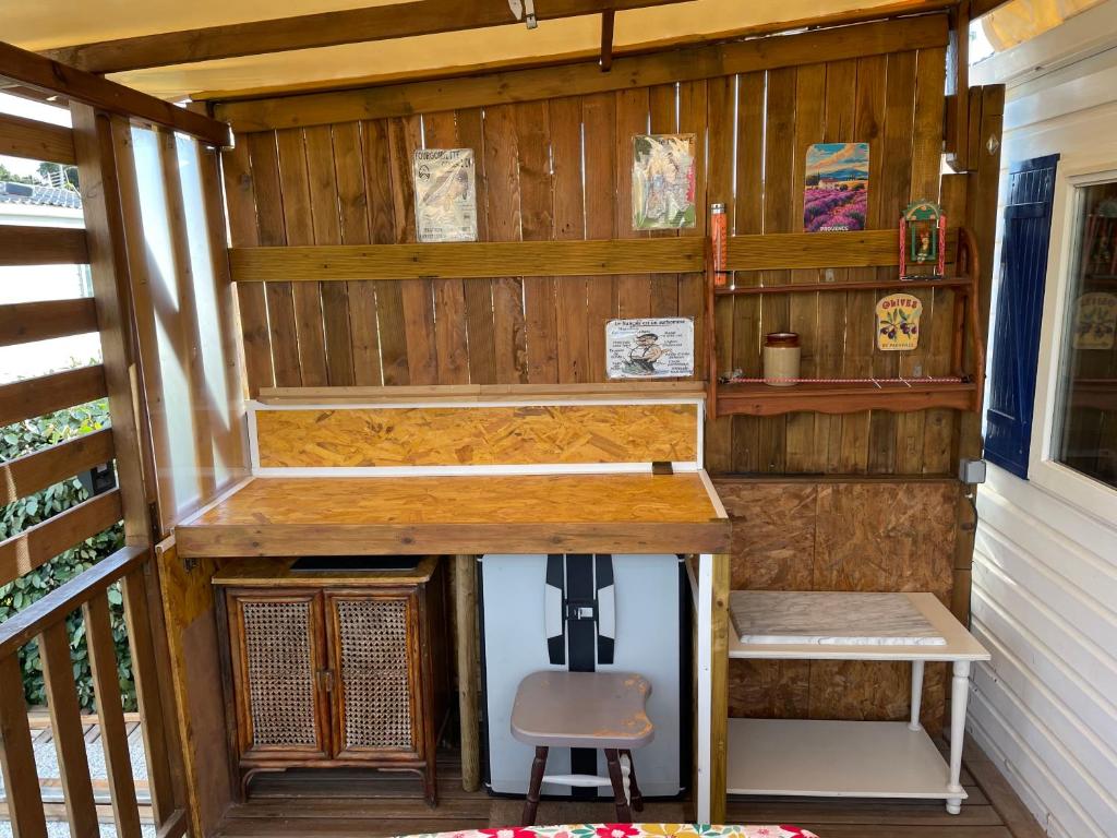 une petite maison avec un bureau et une chaise dans l'établissement Camping Novella MH12, à Port-la-Nouvelle