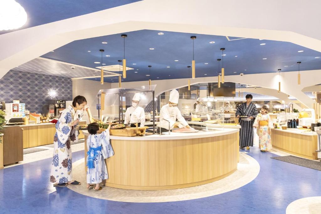 un groupe de personnes dans la cuisine d'un restaurant dans l'établissement Ooedo Onsen Monogatari Premium Toba Saichoraku, à Toba 37 autres photos