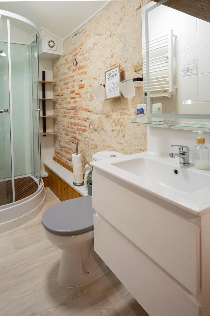 une salle de bain avec toilettes, lavabo et douche dans l'établissement Les Gîtes de La Croix Liaud, à Saint-Sulpice-en-Pareds