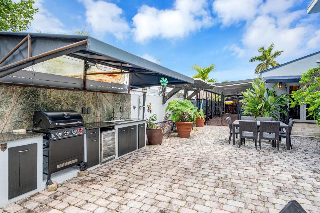 Magnificent Tropical Pool Home Miami SouthBrickell 6