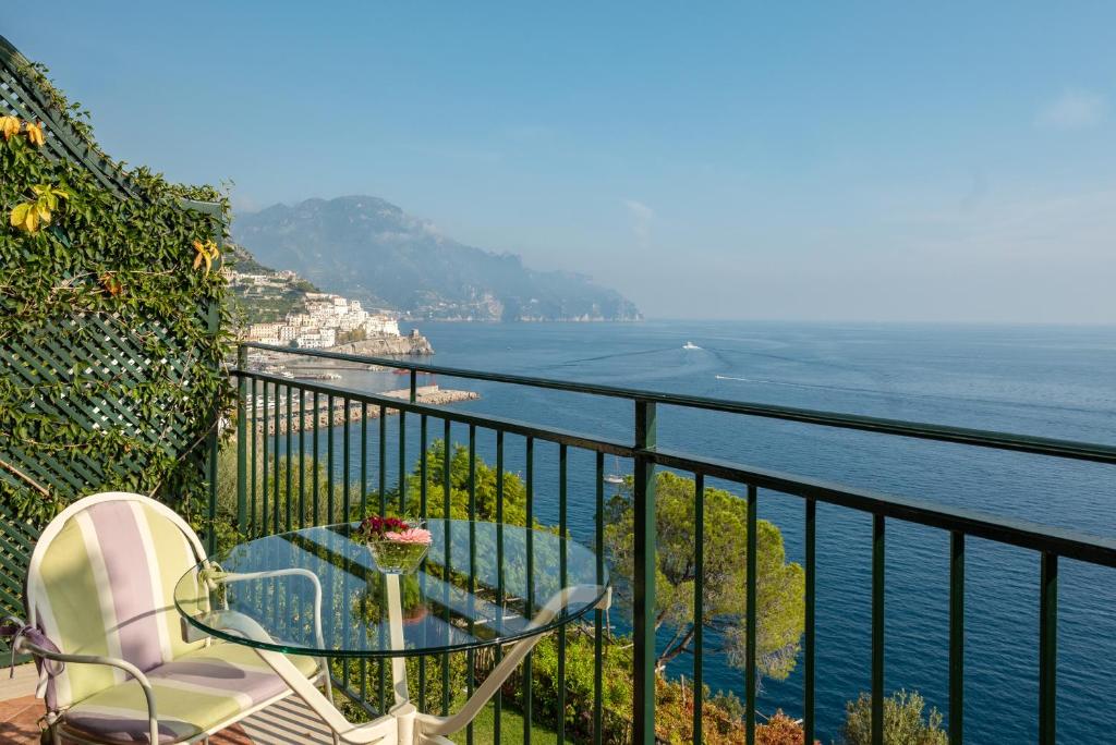 un balcon avec une table et des chaises et l'océan dans l'établissement Hotel Santa Caterina, à Amalfi