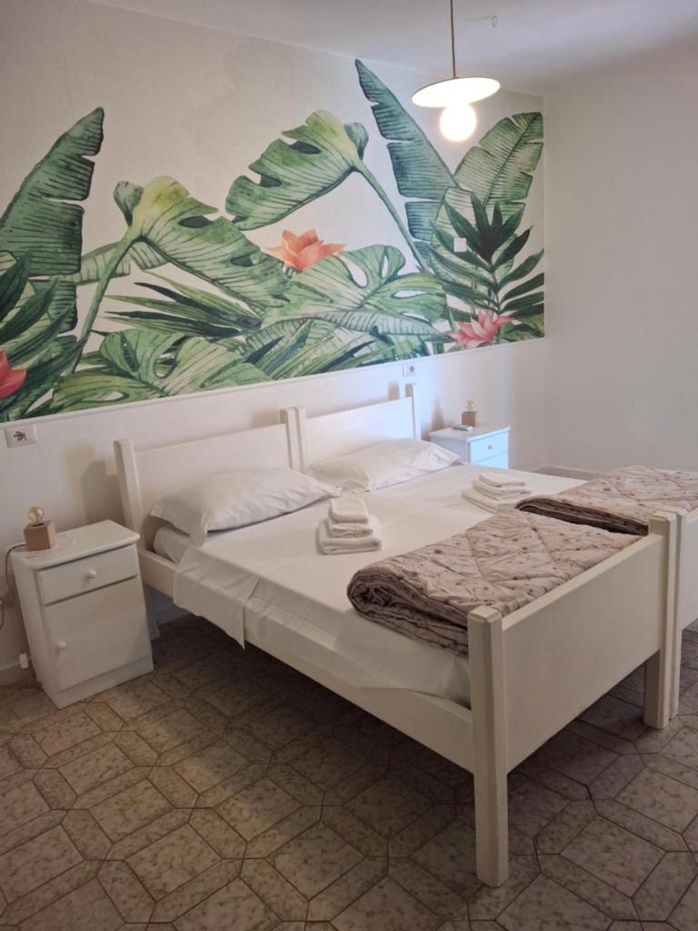 une chambre avec un lit avec un tableau sur le mur dans l'établissement Centro Ferie Salvatore, à San Felice Circeo