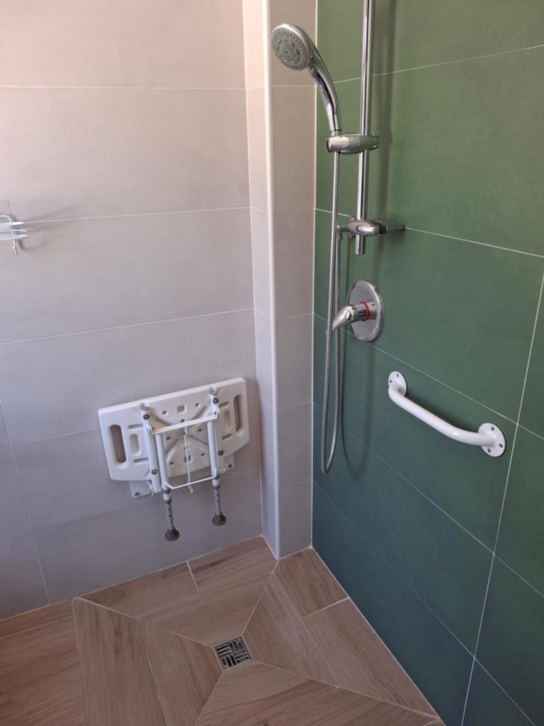 une douche avec une porte vitrée dans une salle de bain dans l'établissement Centro Ferie Salvatore, à San Felice Circeo
