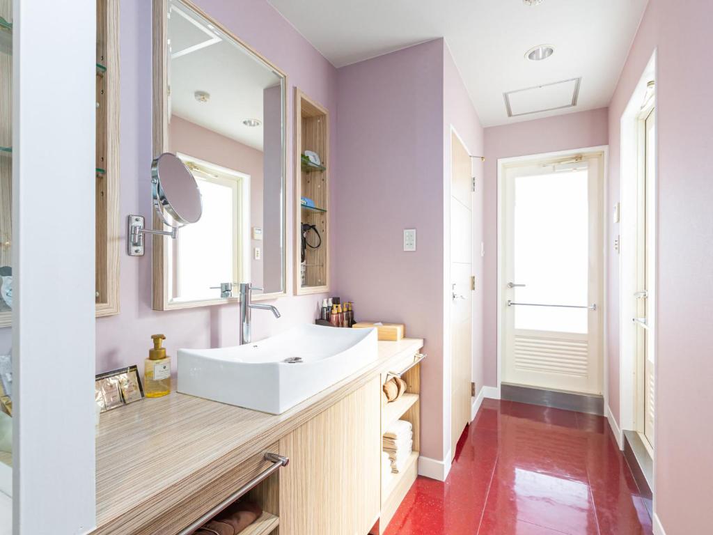 une salle de bain avec un lavabo blanc et un miroir dans l'établissement リゾートホテル CARA -Adult Only-, à Sasebo 34 autres photos