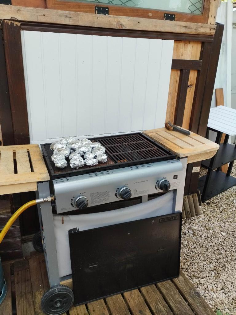 - un barbecue avec de la nourriture dans l'établissement Mobil home Var, à Méounes-lès-Montrieux