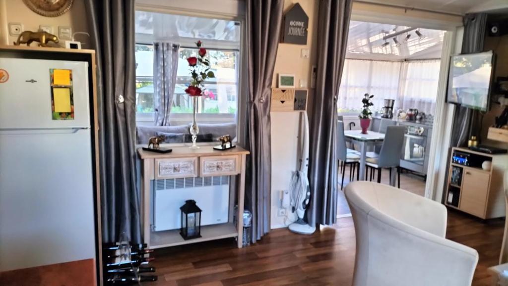 Il comprend une cuisine et un salon avec un réfrigérateur blanc. dans l'établissement Camping L'Oasis 5 étoiles à Puget-sur-Argens, à Puget-sur Argens