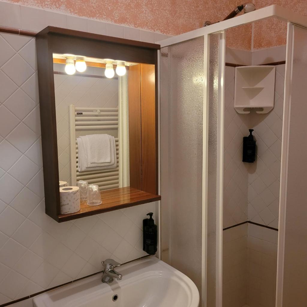 une salle de bain avec un lavabo et un miroir dans l'établissement Hotel Eden Sul Lago, à Bolsena