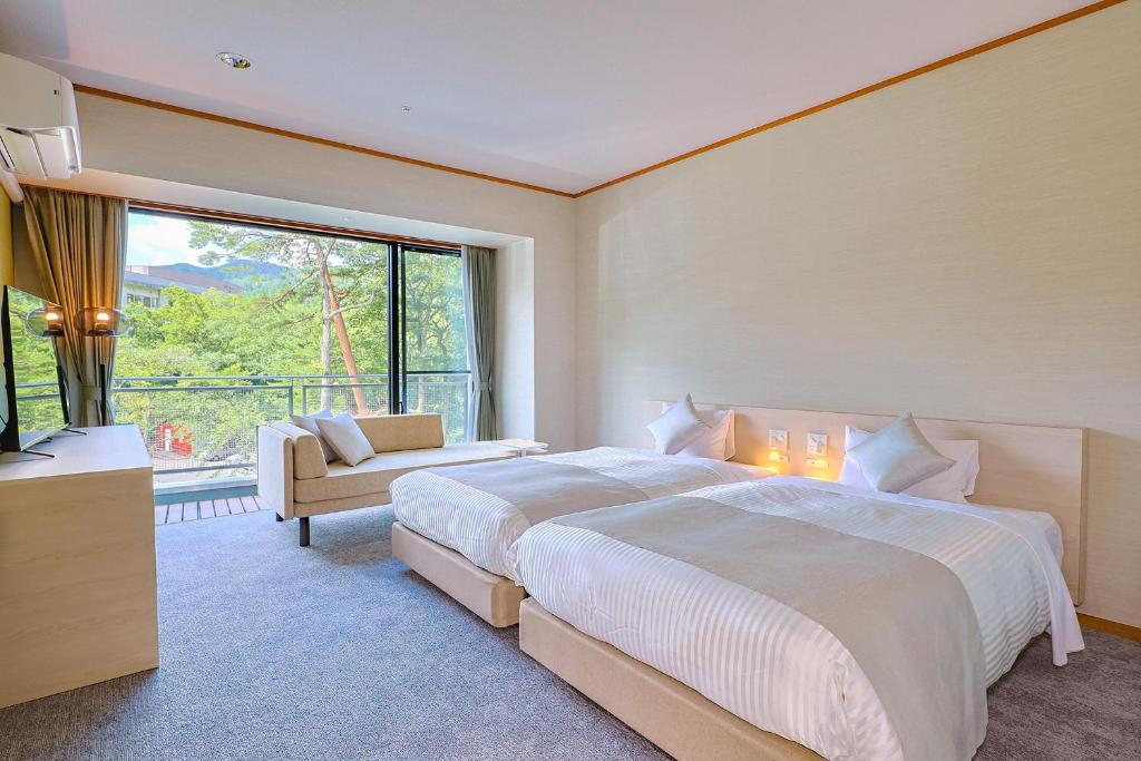 une chambre avec un grand lit et une fenêtre dans l'établissement TAOYA Nasu Shiobara, à Nasushiobara