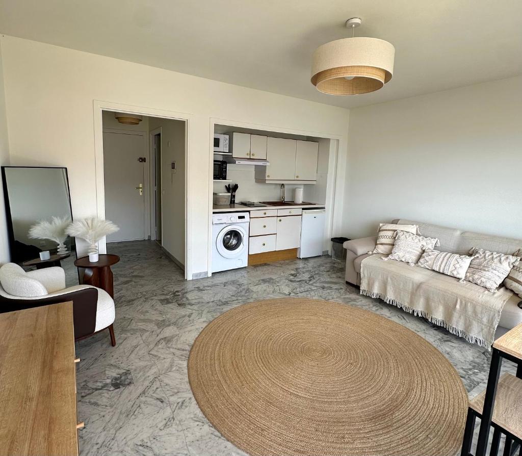 Superbe Studio plein centre de Juan les pins 500m des plages