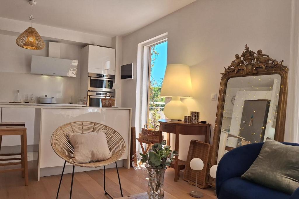 Bright and Stylish in City Center 2 Bedrooms 5