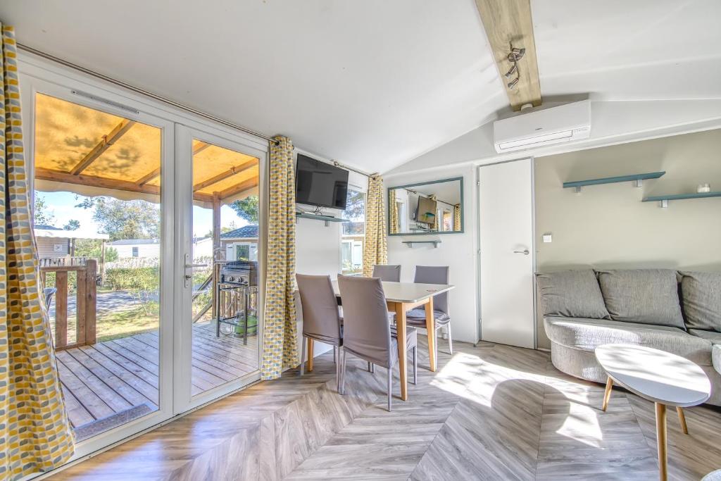 un salon avec un canapé et une table dans l'établissement Mobilhome Camping Siblu les Viviers, à Lège-Cap-Ferret