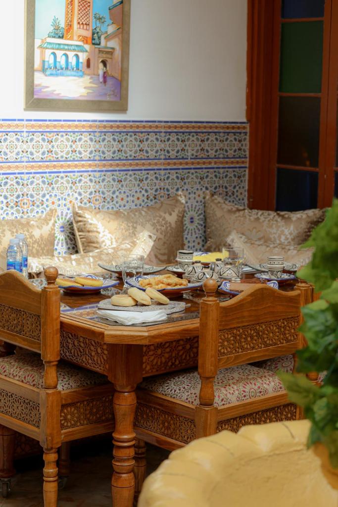 une table en bois avec de la nourriture dessus dans l'établissement Riad Dar Al Fassia, à Oujda