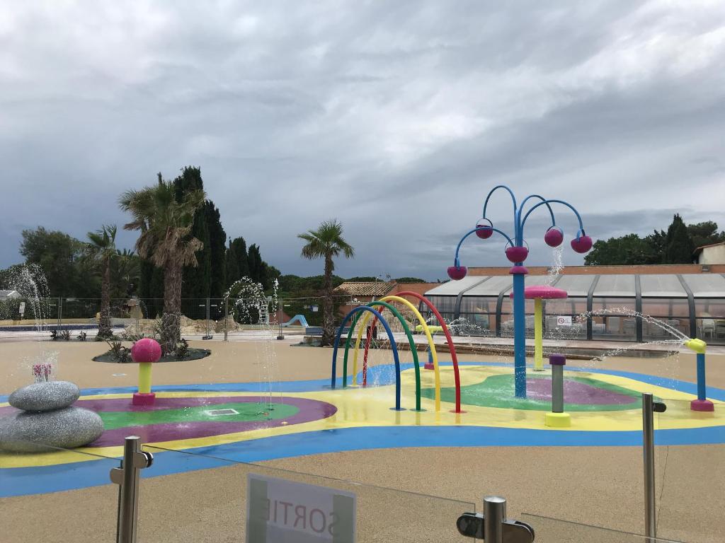 - un parc aquatique vide avec une montagne dans l'établissement Farniente, à Canet