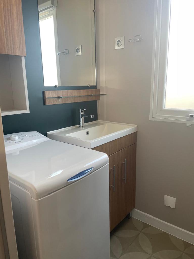 une salle de bain avec un lavabo blanc et un miroir dans l'établissement Farniente, à Canet