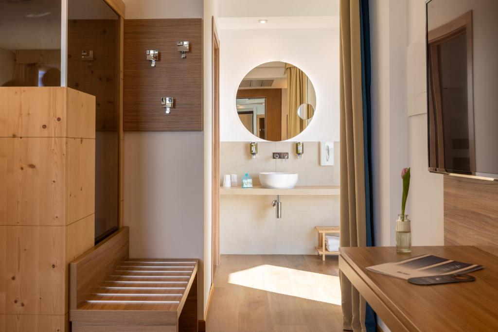 une salle de bain avec un lavabo et un miroir dans l'établissement Kriss Internazionale Hotel, à Bardolino