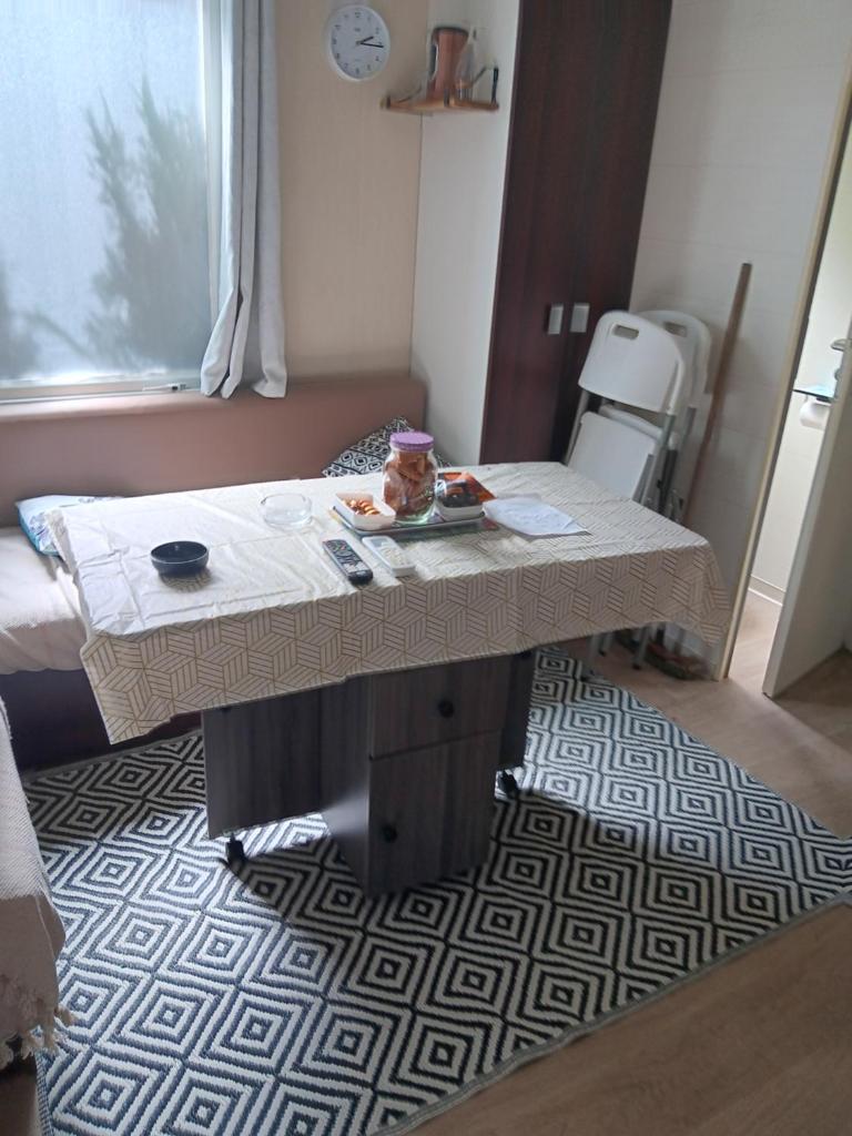 une chambre d'hôpital avec une table avec une assiette de nourriture dessus dans l'établissement Claude et chris536, à La Roque-dʼAnthéron