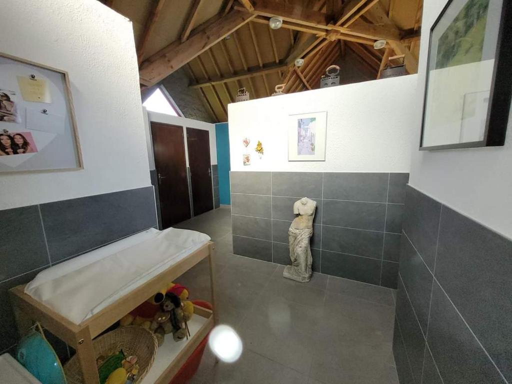 une pièce avec un ours en peluche sur le mur dans l'établissement TIPIsche trekkershut - Camping Le Soustran, à Neuvic